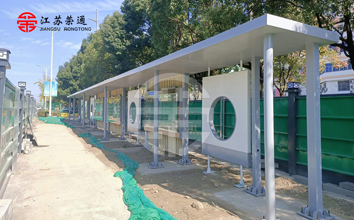 公交站臺(tái)廠家的技術(shù)特點(diǎn)包括設(shè)計(jì)能力、材料選擇和應(yīng)用能力、生產(chǎn)技術(shù)能力和售后服務(wù)能力