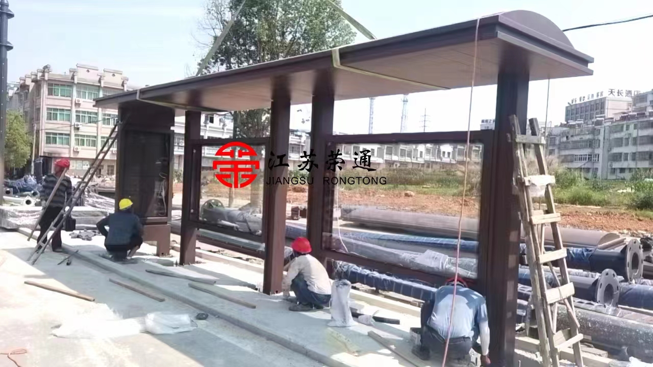 老舊公交站臺的提升改造必須聚焦老百姓的出行需求，以方便和滿足老百姓的出行為出發(fā)點和落腳點