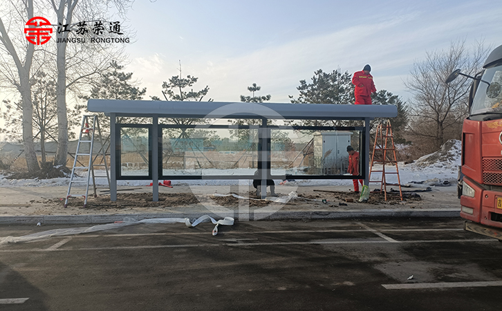 不銹鋼公交站臺安裝調(diào)試中
