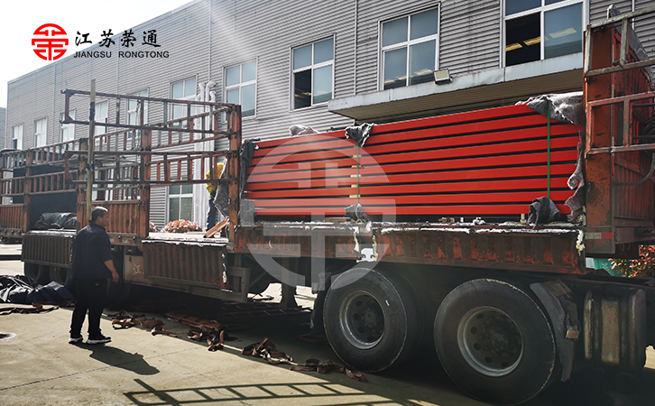 鄉(xiāng)鎮(zhèn)公交站臺制作完成，正在裝車發(fā)貨