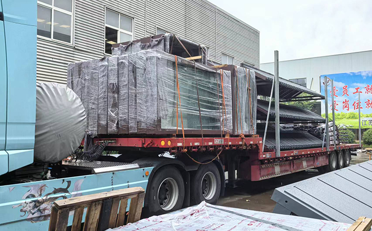 揚(yáng)州仿古候車亭制作完成，正在包裝發(fā)貨