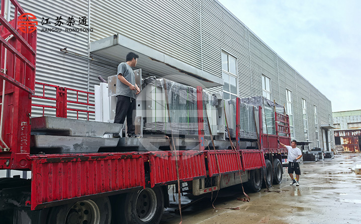 不銹鋼公交站臺(tái)廠家正在裝車發(fā)貨
