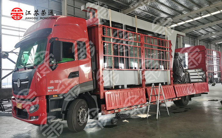 智能候車亭裝車發(fā)貨中，即將發(fā)往吉林省白城市