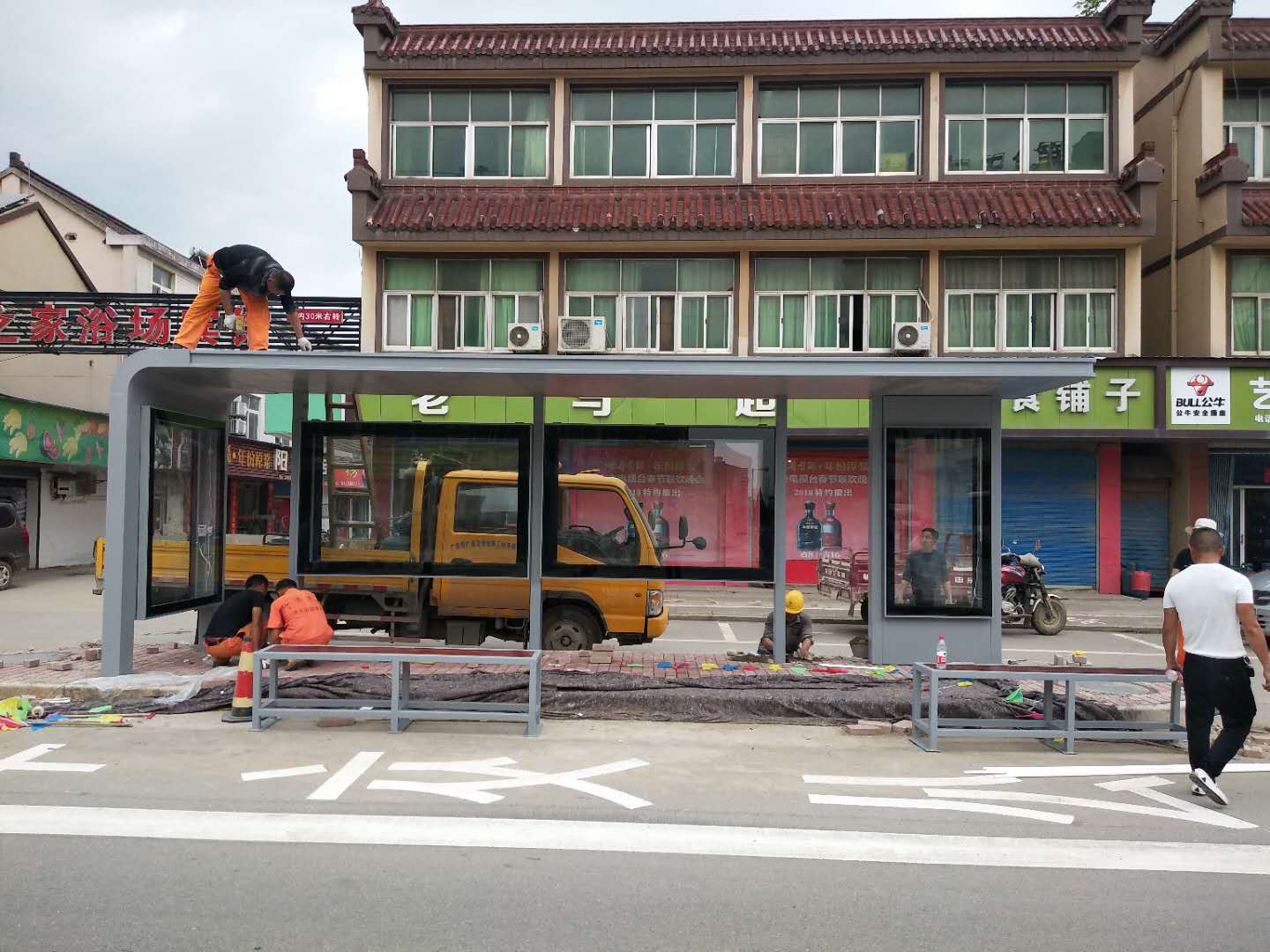 鄉(xiāng)鎮(zhèn)候車亭設立固定站點可以保障大家的出行時間和出行安全