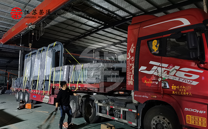 智能候車亭總長為15米，設(shè)置兩個(gè)大燈箱、兩個(gè)小燈箱、兩個(gè)透明屏風(fēng)及三個(gè)安全通道