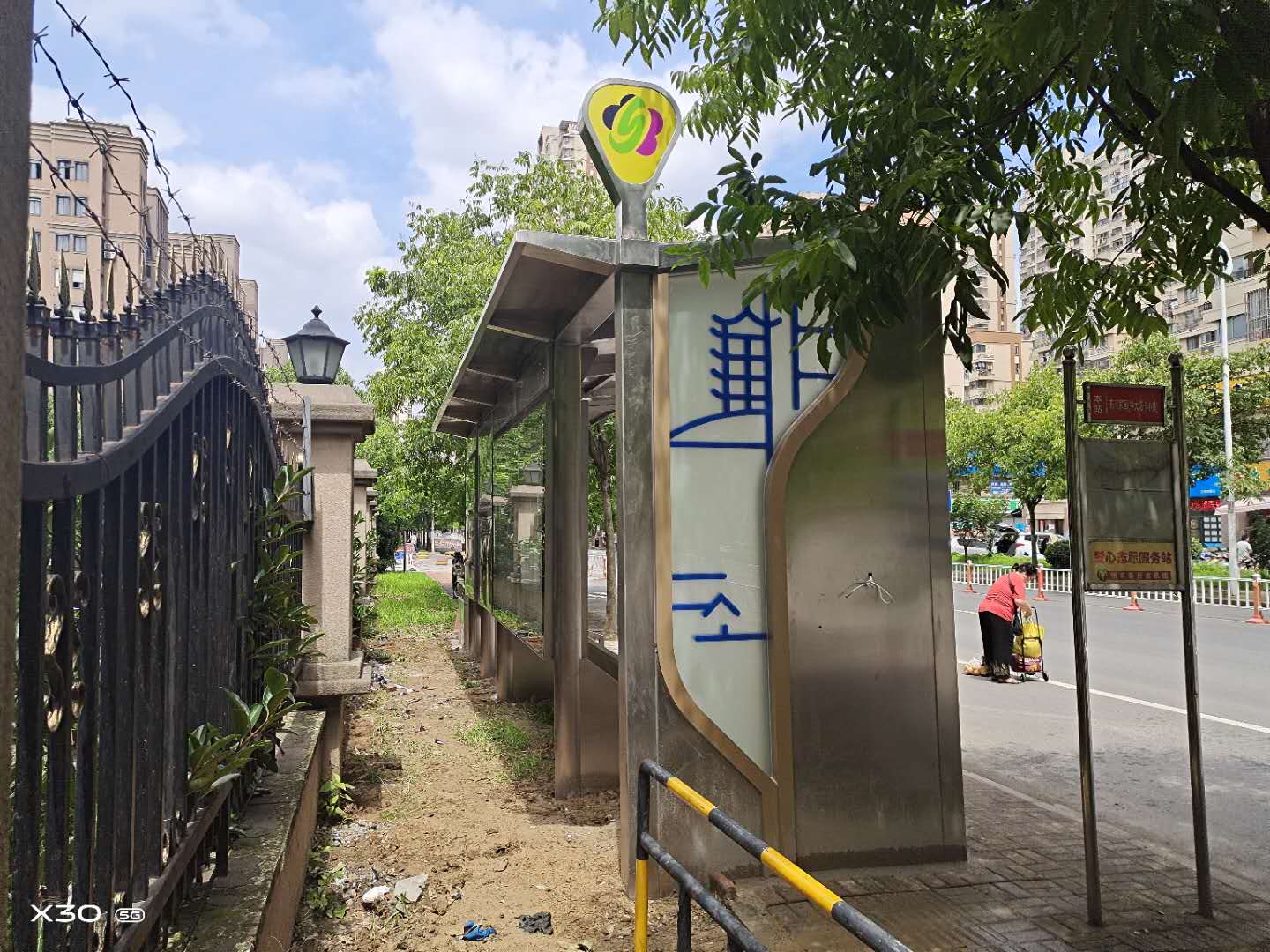 內(nèi)部也相應的增加了座椅、售賣機、報站屏等設備