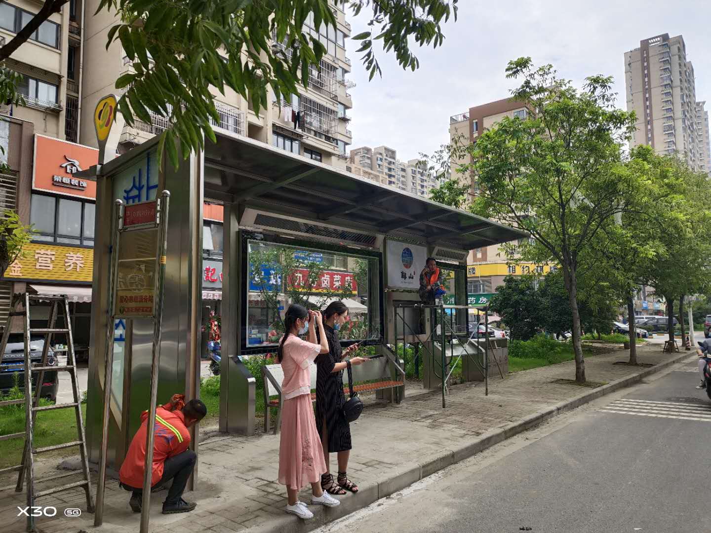 吸引公眾采用公交方式出行，緩解城市交通擁擠