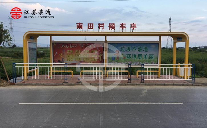 公交候車亭可以清晰地顯示地圖信息，可以查詢中轉(zhuǎn)車輛信息。