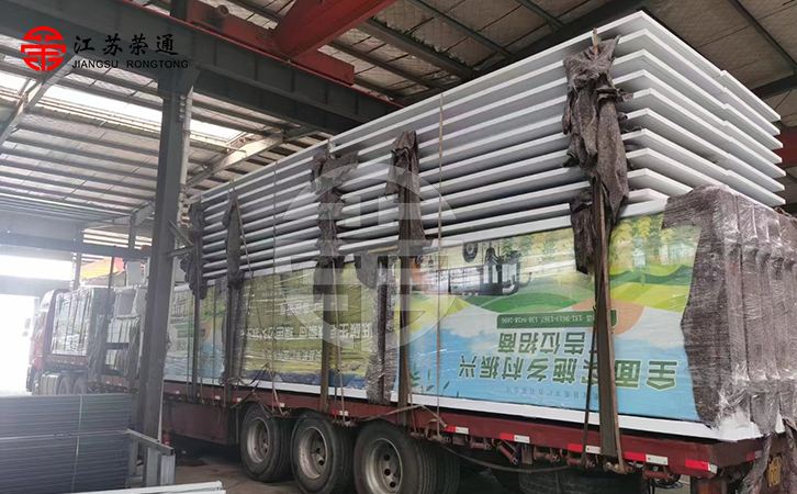 邵陽(yáng)候車亭整體顏色為米白色，給人清新、純凈的感覺(jué)。