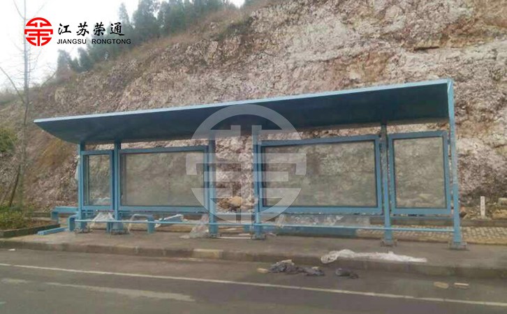 智能候車亭頂棚它有一個壓力傳感器，會自動啟動報警進行除雪功能。
